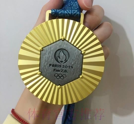 告别仪式结束后 老弗爷向拉莫斯赠送金钻石徽章 告别仪式结束后 老弗爷向拉莫斯赠送金钻石徽章